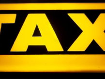 Luminoso de taxi a noite em São Paulo