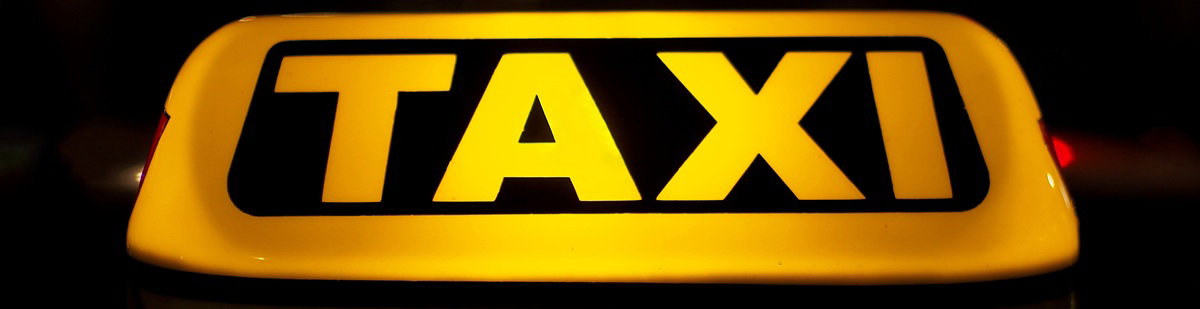 Luminoso de taxi a noite em São Paulo